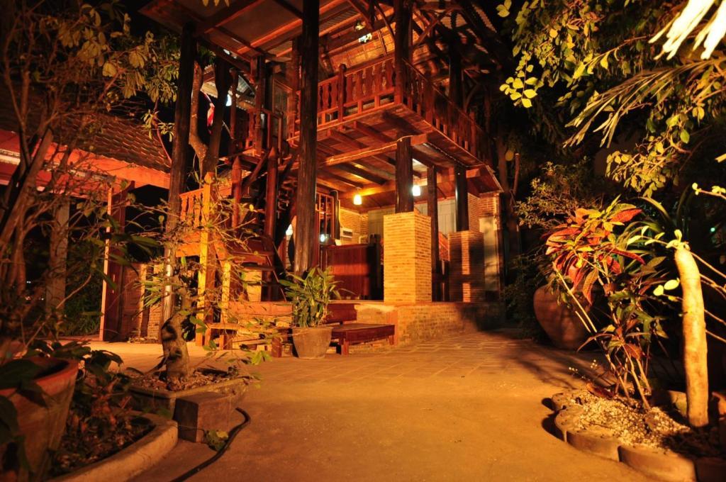 Ayutthaya Bouchic Hostel Dış mekan fotoğraf
