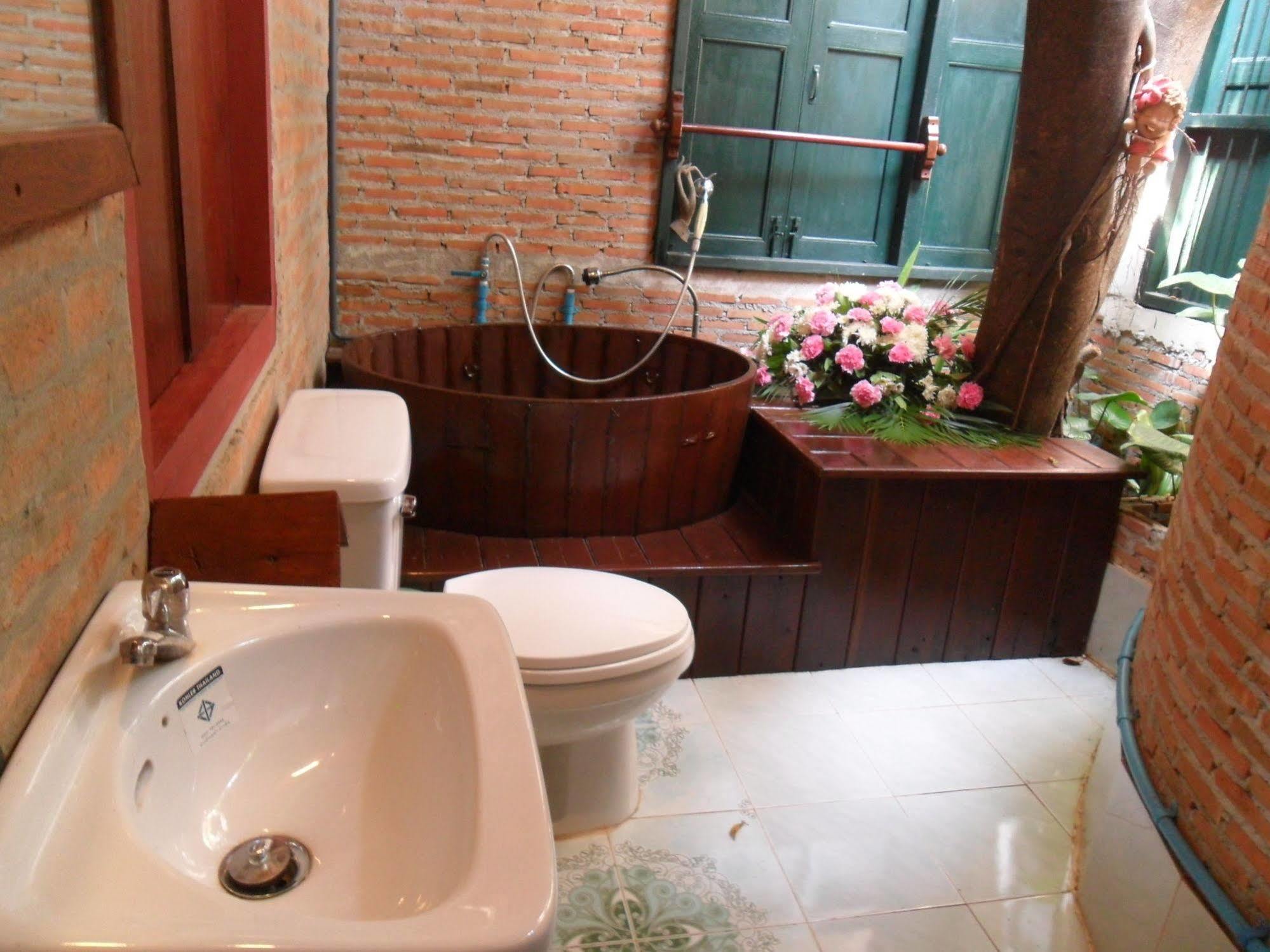 Ayutthaya Bouchic Hostel Dış mekan fotoğraf