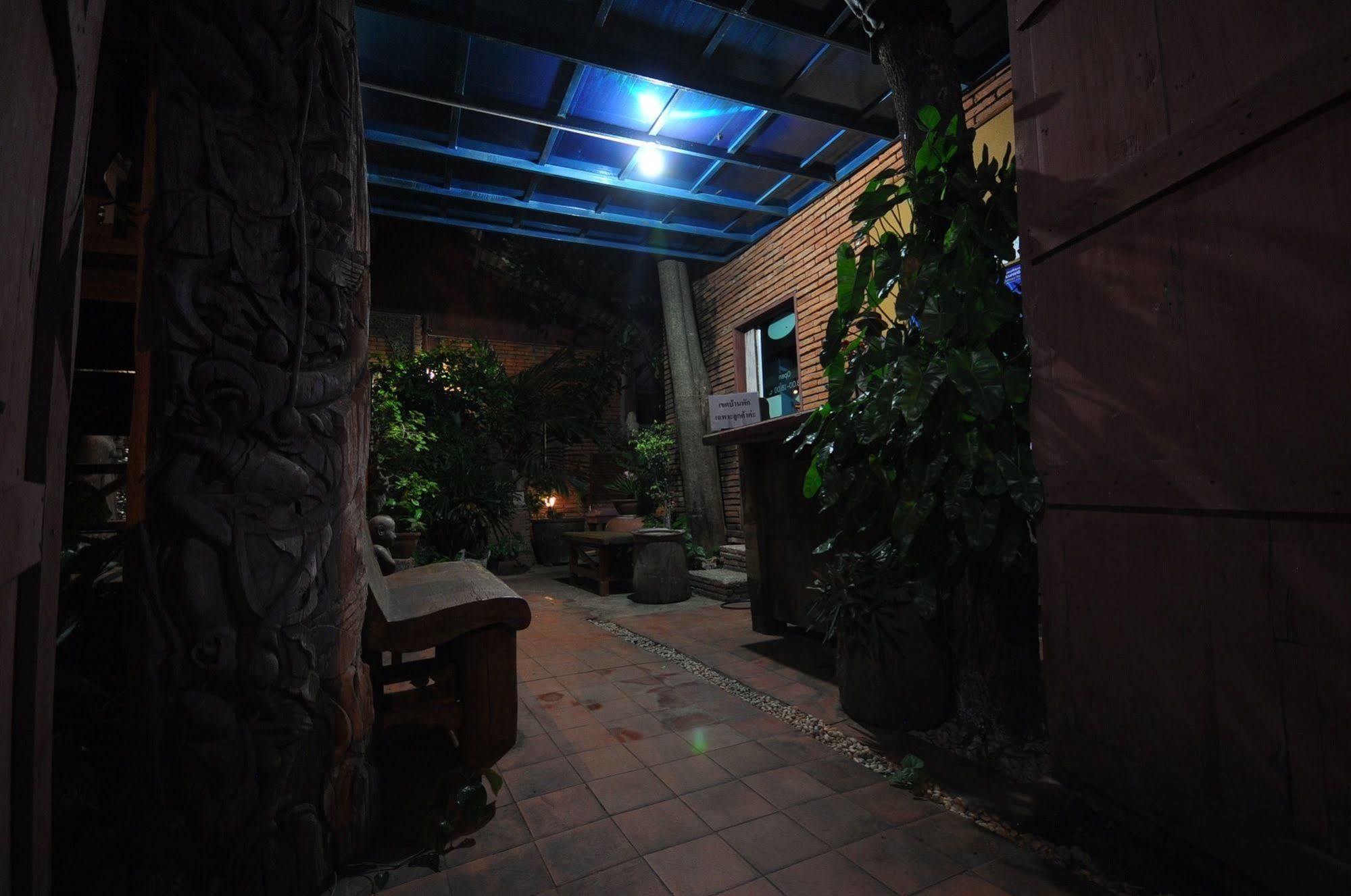Ayutthaya Bouchic Hostel Dış mekan fotoğraf