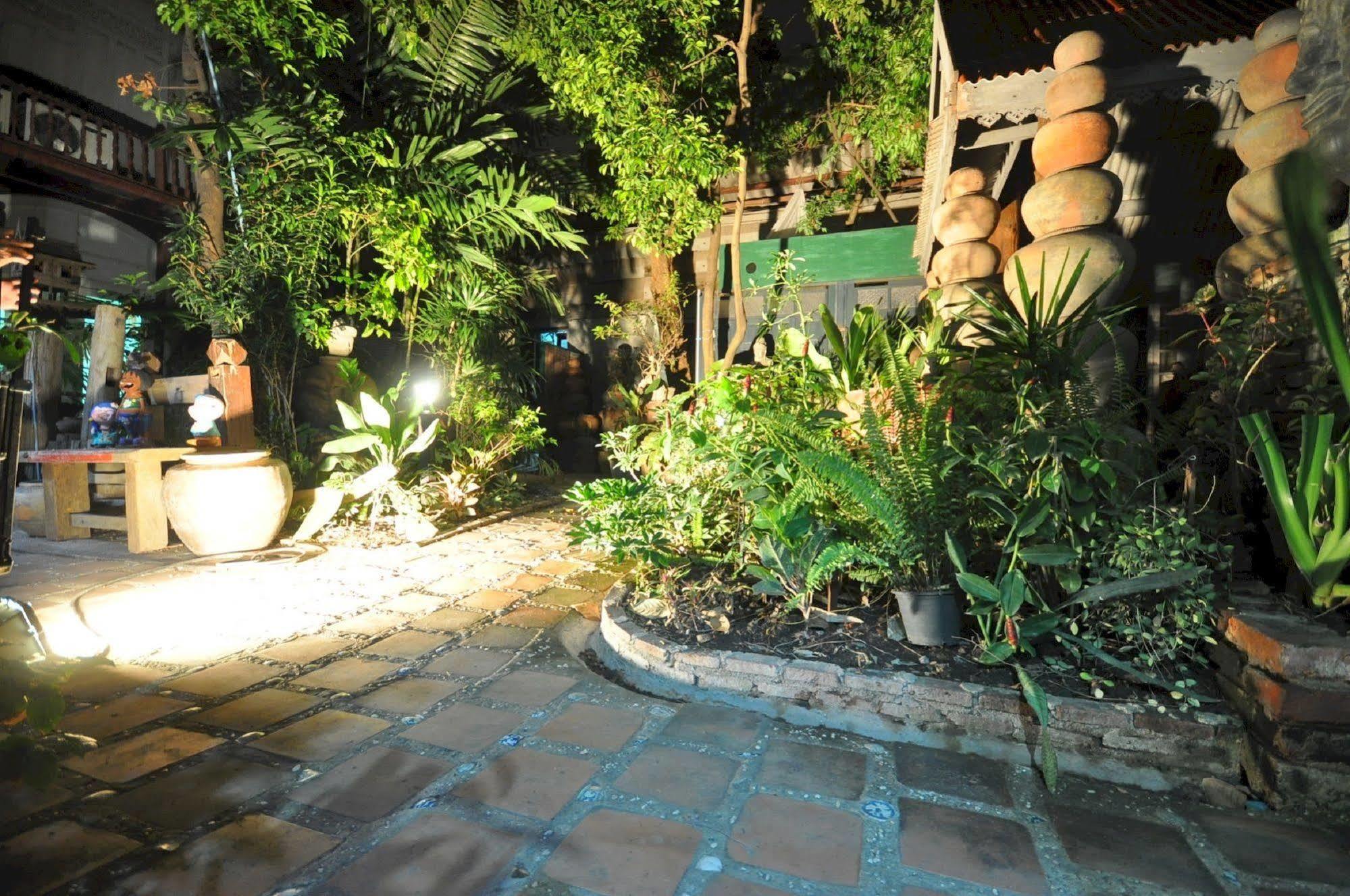 Ayutthaya Bouchic Hostel Dış mekan fotoğraf