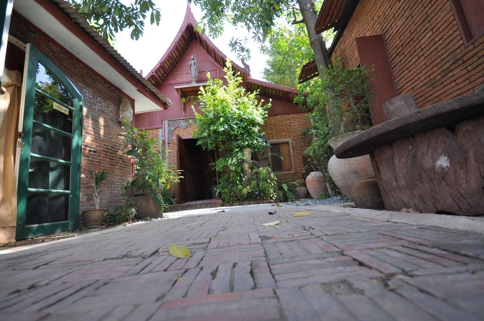 Ayutthaya Bouchic Hostel Dış mekan fotoğraf
