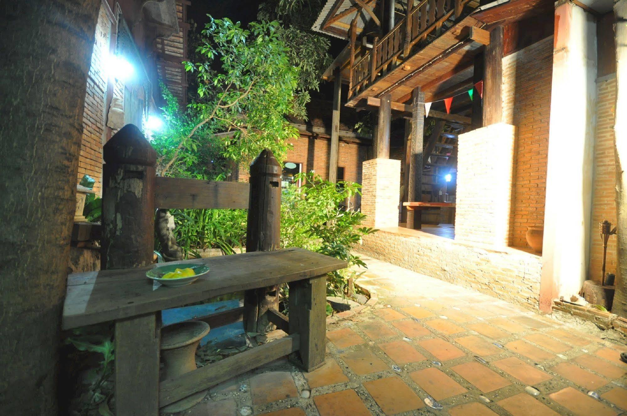 Ayutthaya Bouchic Hostel Dış mekan fotoğraf