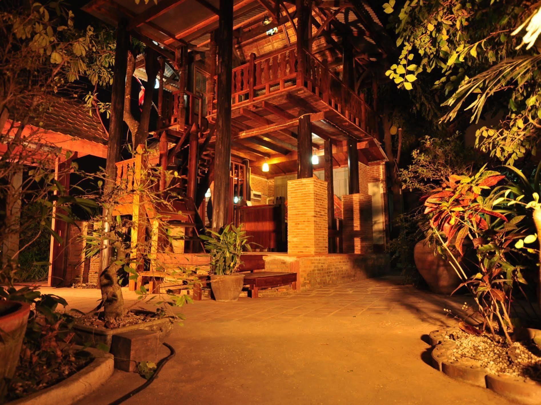 Ayutthaya Bouchic Hostel Dış mekan fotoğraf